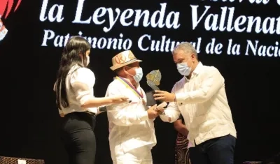 El Presidente Duque entregó a Rosendo Romero, el reconocimiento Gran Orden Ministerio de Cultura, por su destacada trayectoria musical.