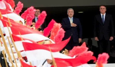 El presidente de Brasil, Jair Bolsonaro (d), recibe con honores militares a su homólogo de Colombia, Iván Duque, durante un acto de bienvenida en el Palacio de Planalto.