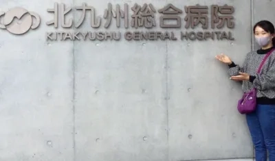 Hitomi Hatakeda, gimnasta japonesa, a la salida del hospital. 