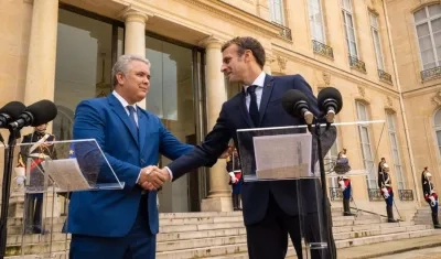 El Presidente Duque saluda a su homólogo de Francia, Emmanuel Macron.