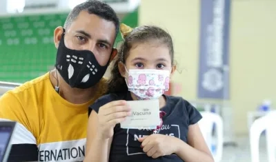 Un padre con su hija vacunada contra el Covid-19 en Barranquilla.