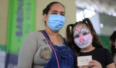 Una madre con su hija ya vacunada en un punto de vacunación en Barranquilla.