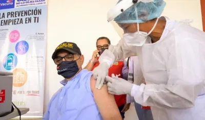 El alcalde de Cartagena, William Dau, recibe la tercera dosis de vacuna contra el Covid-19.