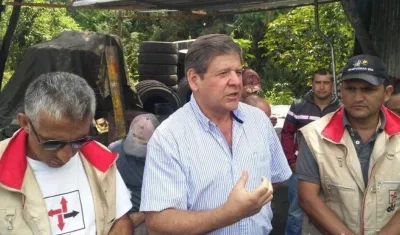 Luis Gonzaga Cadavid (centro), dirigente cafetero asesinado.