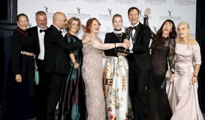 Miembros del elenco y el equipo del programa noruego 'Atlantic Crossing' posan con el Premio Emmy Internacional a la Mejor Película de TV o Mini Serie.