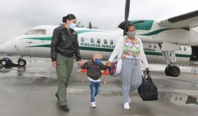 El niño con su mamá a su llegada a Bogotá. 
