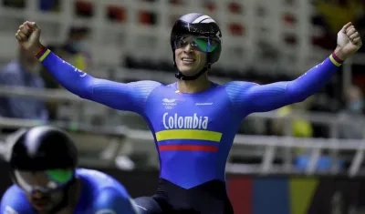 Cristian Ortega de Colombia celebra al ganar hoy, en la prueba keirin en ciclismo en pista en los Juegos Panamericanos Junior en Cali.