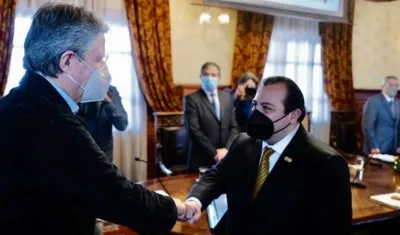 El presidente ecuatoriano Guillermo Lasso saluda a Stuardo Ralón, Jefe de Misión de la CIDH. en la visita de trabajo a Ecuador.