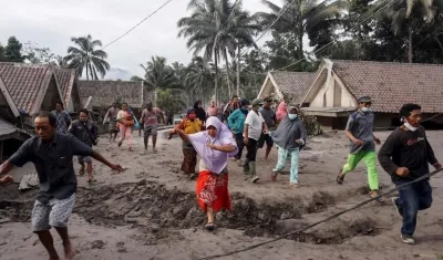 Un grupo de personas trata de ponerse a salvo tras la erupcion del volcán Semeru.