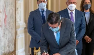 El Ministro de Salud, Fernando Ruiz, firmando el convenio.
