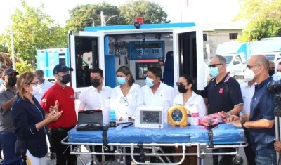 Los Alcaldes recibiendo las ambulancias.