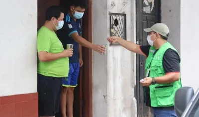 Un funcionario reparte dosis líquidas de ivermectina en la ciudad boliviana de Santa Cruz. 