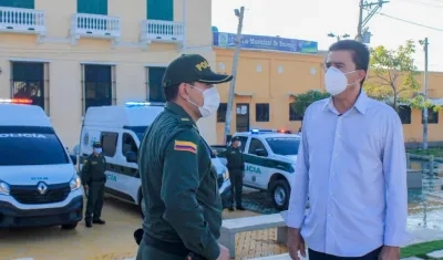 El alcalde Rodolfo Ucrós con la Policía en Soledad. 