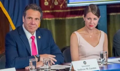 Gobernador de Nueva York, Andrew Cuomo, y una de sus asistentes Melissa DeRosa.