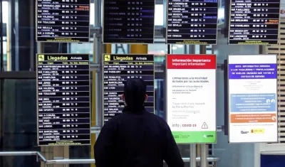 Un hombre observa los paneles de información de llegadas en el Aeropuerto Adolfo Suárez Madrid-Barajas.