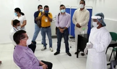 El ministro de Salud, Fernando Ruiz, en una visita anterior a Sincelejo.