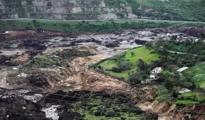  Fotografía desde el aire donde se observa el alud de tierra que cubrió parte de la población de Chunchi, en la provincia ecuatoriana de Chimborazo, en Ecuador. 