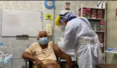Belarmina Meneses, de 87 años de edad, primera anciana vacunada en Barranquilla.