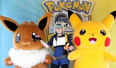 Una chica posa con figuras de Pokémon Pikachu (d) y Eevee (i) durante el evento 'Pokémon Go Fest' en Dortmund, Alemania. 