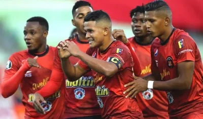 Jorge Echeverría celebrando el primer gol de Caracas con sus compañeros.
