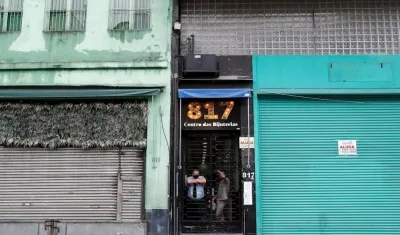 Fotografía de locales comerciales cerrados hoy, en la calle 25 de marzo, el mayor centro del comercio popular de Sao Paulo (Brasil).