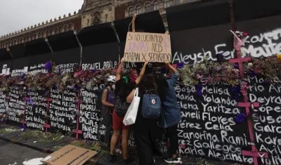 Valla frente al Palacio Presidencial de México convertido en el 'muro de la memoria'.