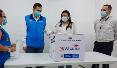 Directora del Dadis, Johana Bueno, recibe un lote de vacunas contra el Covid-19.