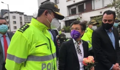 Claudia López llevó unas flores al lugar donde fue asesinado el policía.