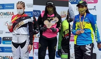 Daniela Pedraza (plata), Sharid Fayad (oro) y Sofia Arriera (bronce) en sus podios. 