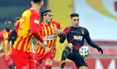 Falcao García en acción de partido con el Galatasaray. 