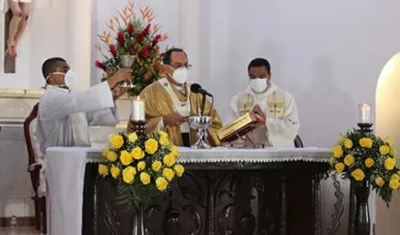 Monseñor Pablo Salas, Arzobispo de Barranquilla, presidiendo la ceremonia.