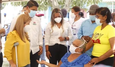 La Gobernadora Elsa Noguera, el Alcalde Rumenigge Monsalve y la Gerente del Hospital Eimy Camargo, con una adulta mayor.