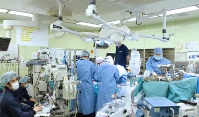 Un equipo médico del Hospital Universitario de Kioto en la operación de trasplante de pulmón. 