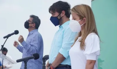 El alcalde de Barranquilla, Jaime Pumarejo, y la gobernadora del Atlántico, Elsa Noguera, en un momento de oración.