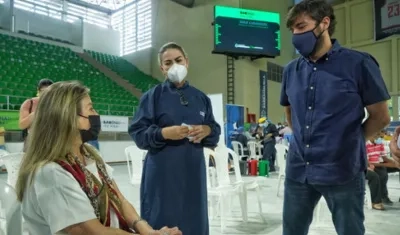 El alcalde Jaime Pumarejp con su señora madre en el Elías Chegwin.