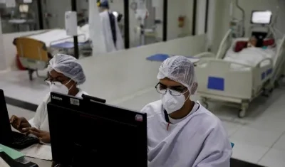 Personal médico trabaja hoy en una unidad de cuidados intensivos en el Hospital El Tunal, en Bogotá (Colombia).