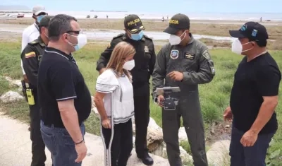 La Gobernadora Elsa Noguera y demás autoridades verificando en la zona costera.