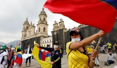 Manifestantes en Colombia con la camiseta de la Selección Colombia de fútbol. 