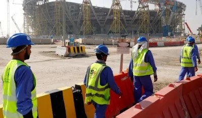 Obreros en la construcción de los estadios. 