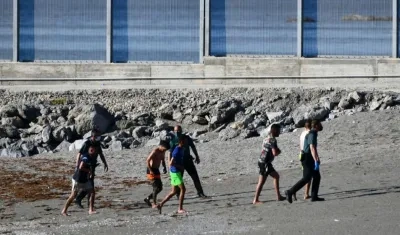 Un millar de inmigrantes entra irregularmente en Ceuta.