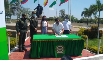 Jaime Pumarejo, alcalde de Barranquilla, firma el convenio de 500 becas para la Policía.