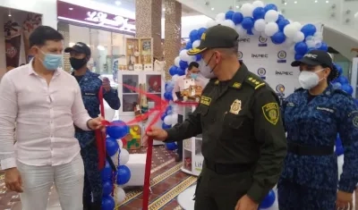 Ministro de Justicia y director del Inpec, en la inauguración de la tienda 'Libera Colombia'