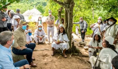 Presidente Duque, el Minambiente, Carlos Correa; y la comunidad en el territorio indígena arhuaco de Kankawarwa.