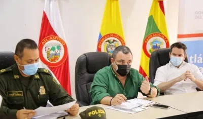 En la foto, el Secretario del Interior, Yesid Turbay (centro) y el secretario de Desarrollo, Miguel Vergara. 