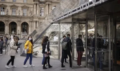 Visitantes con mascarilla esperaban su turno para entrar en el Museo del Louvre, en París.