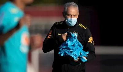 Entrenador Tite durante un entrenamiento de la selección brasileña.