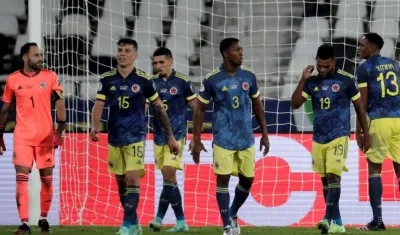 Jugadores de Colombia se lamentan tras perder ante Brasil.