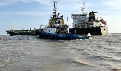 El actual espectáculo portuario con un buque encallado en el sector de Bocas de Ceniza.