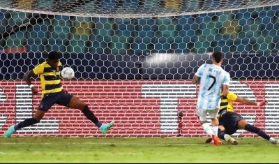 Rodrigo De Paul remata para anotar el primer gol del triunfo argentino.