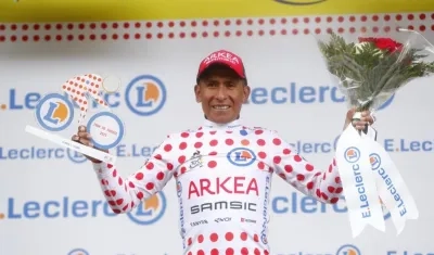 Nairo Quintana, ciclista colombiano, con la camiseta de puntos rojos de líder de la montaña. 